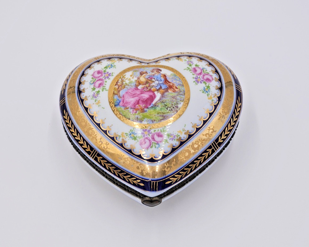 VTG Hand Painted Limoges Courting Couple Hinged Porcelain Heart Jewelry Box